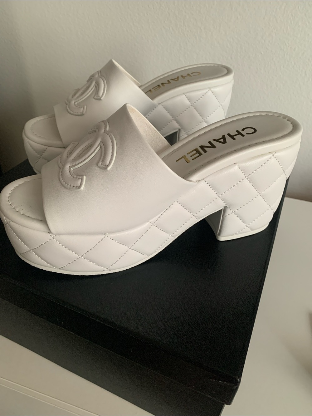 CHANEL 2025 Lambskin White Quilted Mules authentic new